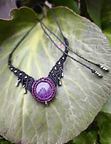 Náhrdelníky - Boho makramé náhrdelník s ametystom čierno-fialovej farby - 18260044_