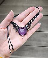 Náhrdelníky - Boho makramé náhrdelník s ametystom čierno-fialovej farby - 18260045_