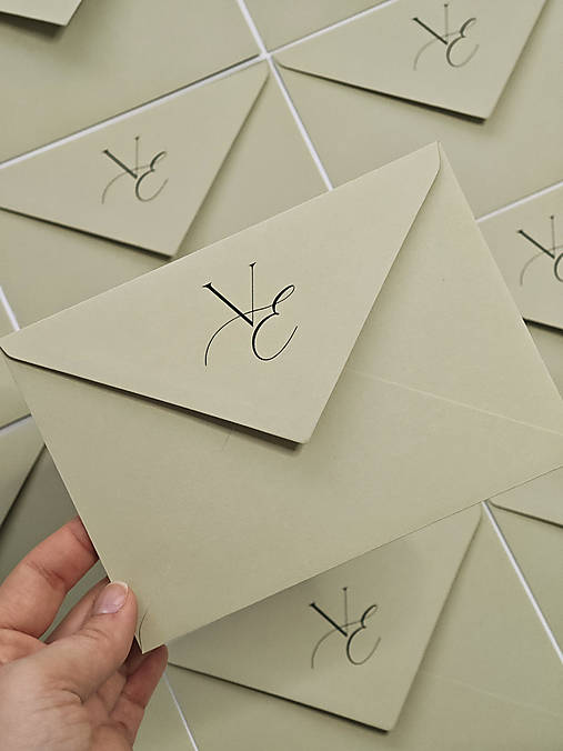 Papiernictvo - Bledozelená obálka s iniciálmi 1 Sage green - 18262564_