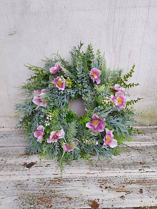 Dekorácie - Greenery zelený veniec s čemericou. - 18261596_