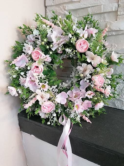 Dekorácie - Jemný ruzovy kvetinovy veniec 30cm - 18261616_