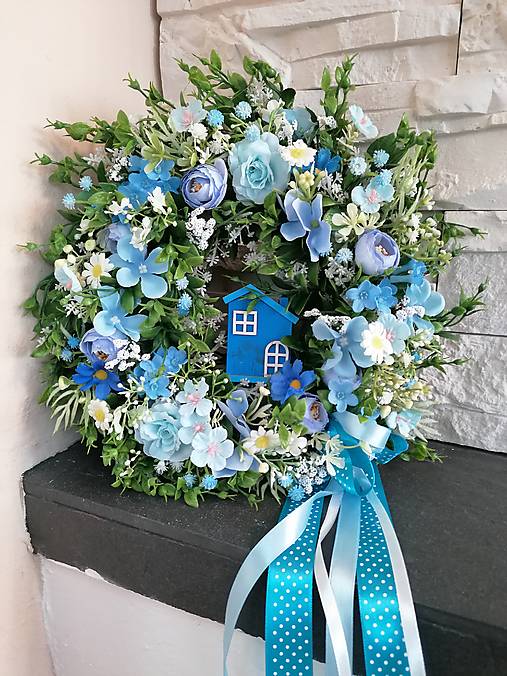 Dekorácie - Kvetinovy veniec s modrým domčekom 30cm - 18261618_