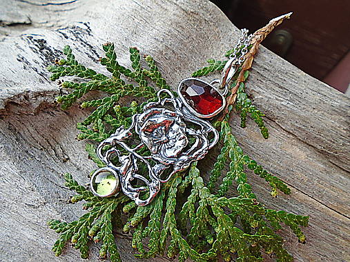 Strieborný prívesok Ag925 Vlčí mak - Granát Olivín