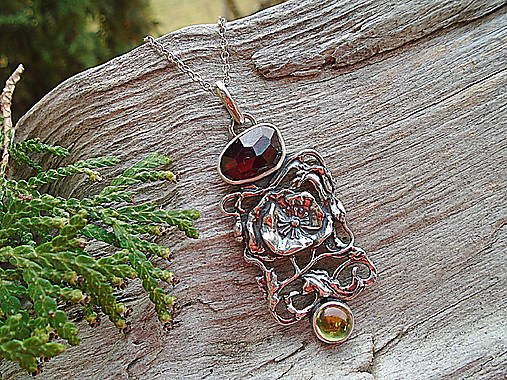 Strieborný prívesok Ag925 Vlčí mak - Granát Olivín