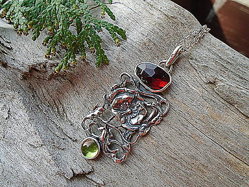 Strieborný prívesok Ag925 Vlčí mak - Granát Olivín