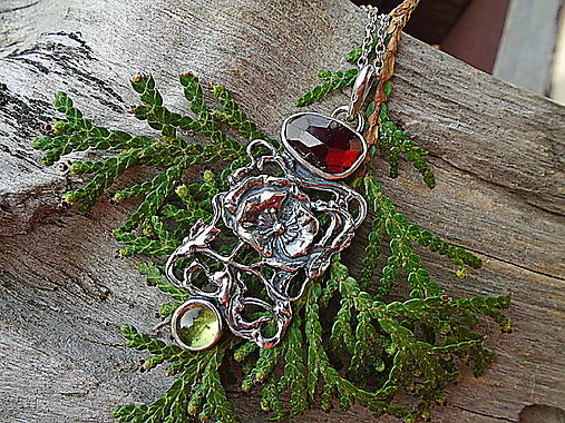 Strieborný prívesok Ag925 Vlčí mak - Granát Olivín