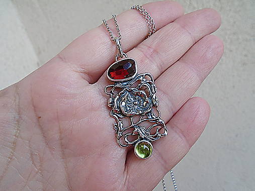 Strieborný prívesok Ag925 Vlčí mak - Granát Olivín