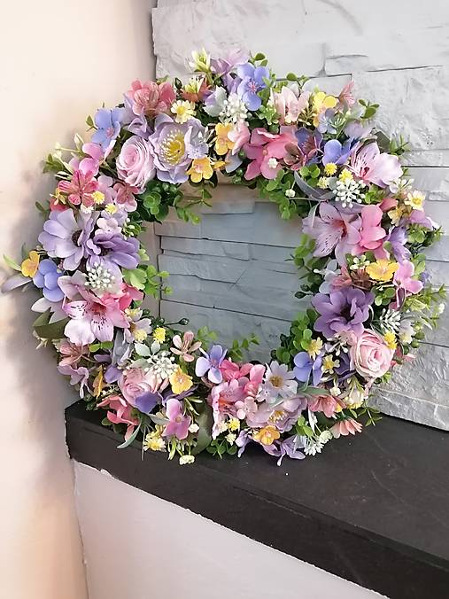 Dekorácie - Kvetinovy veniec 40cm - 18263140_