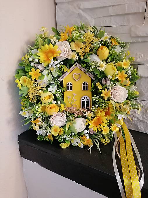Dekorácie - Žltý kvetinovy veniec s domčekom 30cm a mašlou - 18265447_