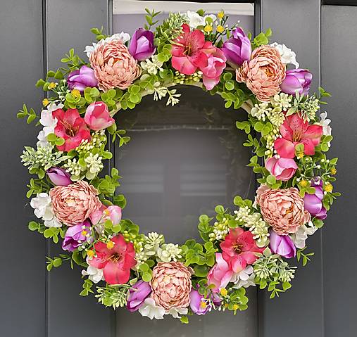 Jarný veniec na prútenom základe dekorácia na dvere