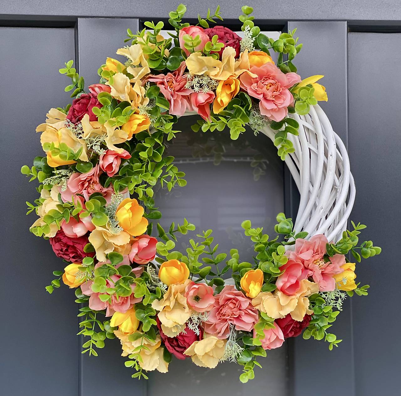 Jarný veniec “L”na bielom prutenom základe 40cmdekorácia na dvere Polmesiac