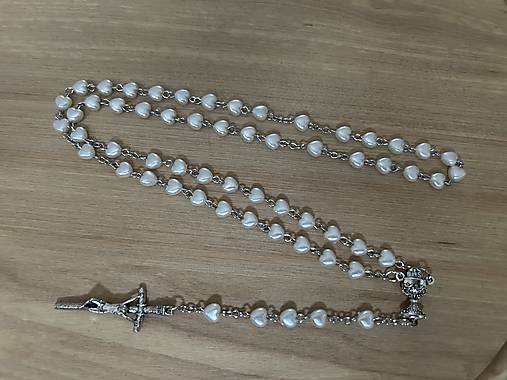 Náhrdelníky - ruženec s menom a dátumom narodenia (ruženec s bielymi plastovými srdiečkami) - 18265328_