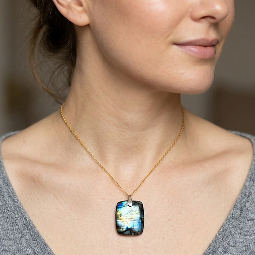 Rainbow Labradorite Pendant AG925 Gold Plated / Strieborný pozlátený prívesok s veľkým labradoritom E025