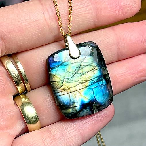 Rainbow Labradorite Pendant AG925 Gold Plated / Strieborný pozlátený prívesok s veľkým labradoritom E025