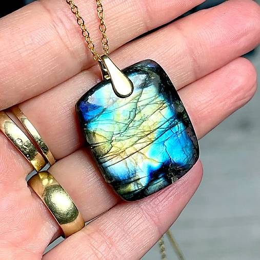 Rainbow Labradorite Pendant AG925 Gold Plated / Strieborný pozlátený prívesok s veľkým labradoritom E025