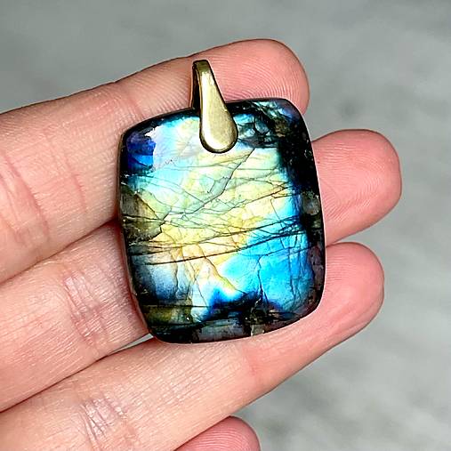 Rainbow Labradorite Pendant AG925 Gold Plated / Strieborný pozlátený prívesok s veľkým labradoritom E025