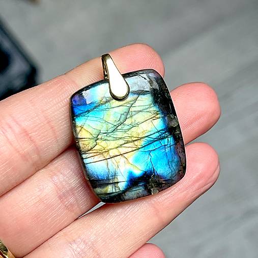 Rainbow Labradorite Pendant AG925 Gold Plated / Strieborný pozlátený prívesok s veľkým labradoritom E025