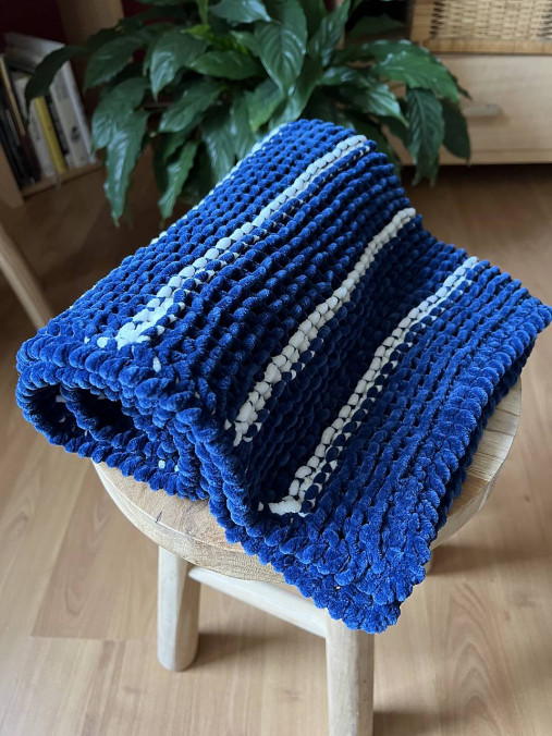 Detský textil - Ručně pletená žinylková deka pro miminko - tmavě modrá s proužky - 18266773_