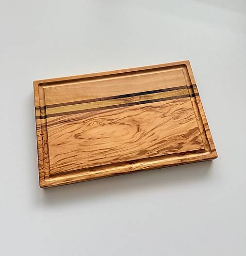 Doska s drážkou a pásikmi, ktorá vydrží roky (oliva)