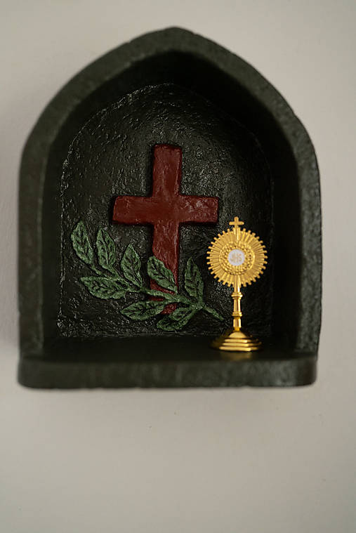 Domáci oltárik s krížom | ručne vyrobená polička na modlitbu