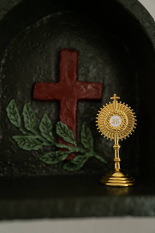 Domáci oltárik s krížom | ručne vyrobená polička na modlitbu