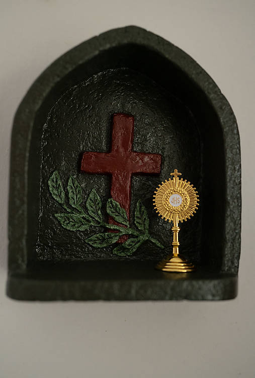 Domáci oltárik s krížom | ručne vyrobená polička na modlitbu