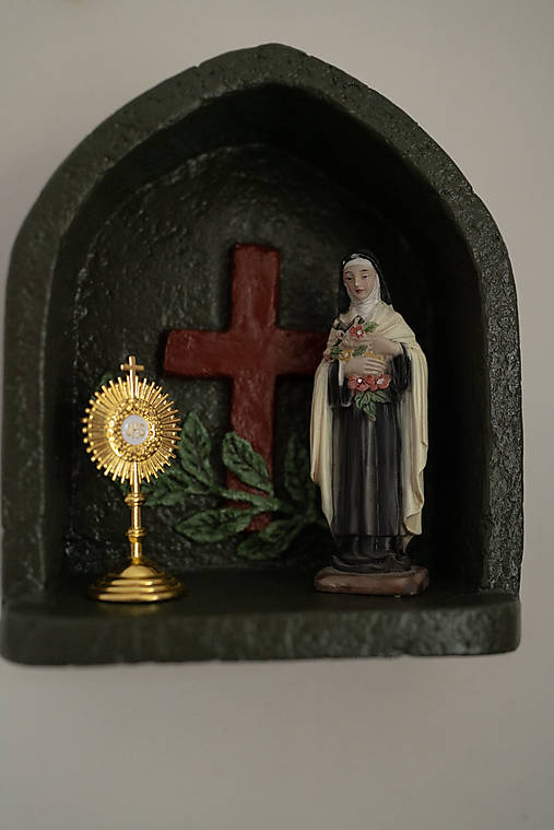 Domáci oltárik s krížom | ručne vyrobená polička na modlitbu