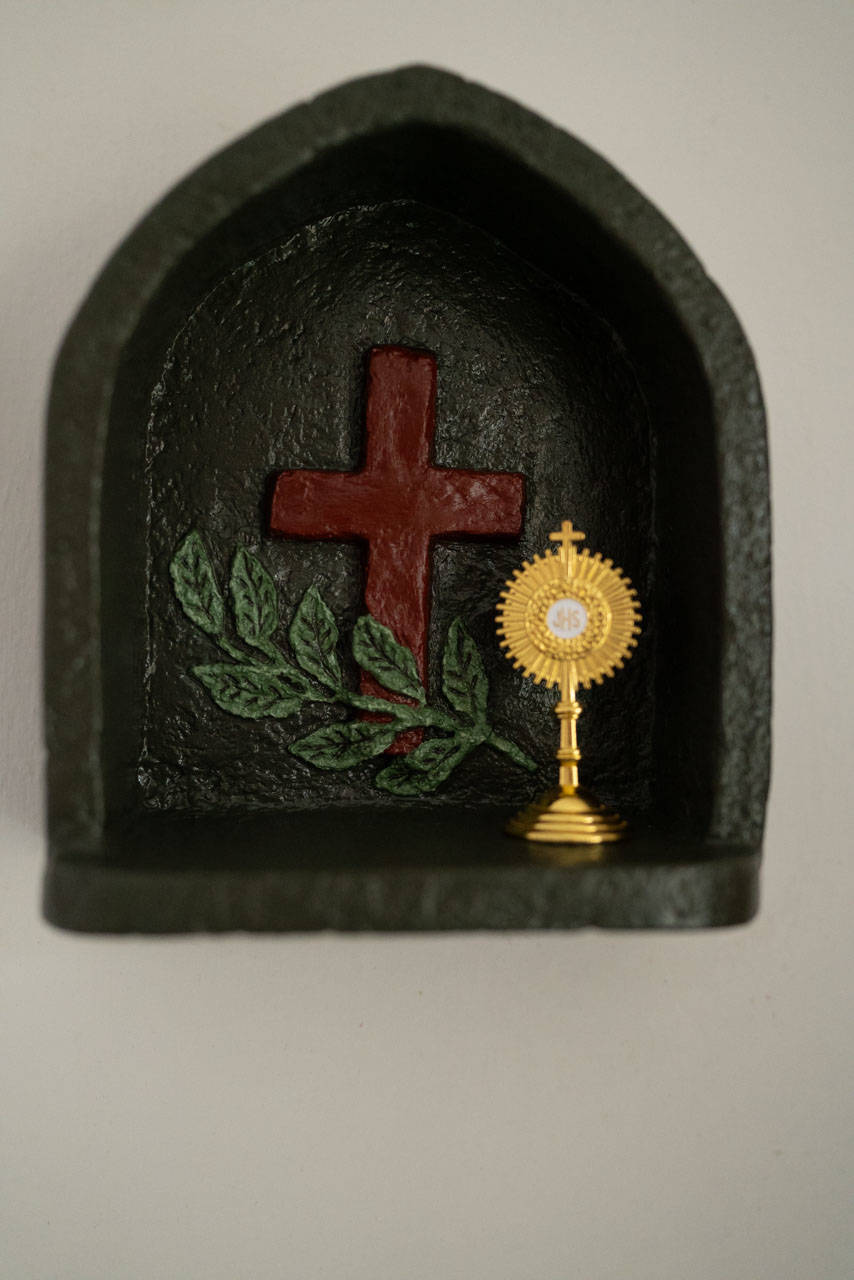 Domáci oltárik s krížom | ručne vyrobená polička na modlitbu