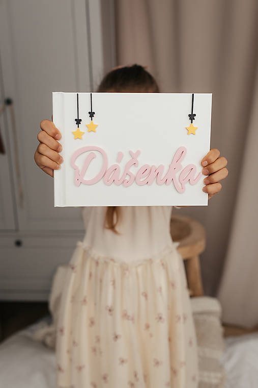 Hračky - Personalizovaná kniha s menom dieťaťa – interaktívny darček s čarovným vrecúškom - 18266551_