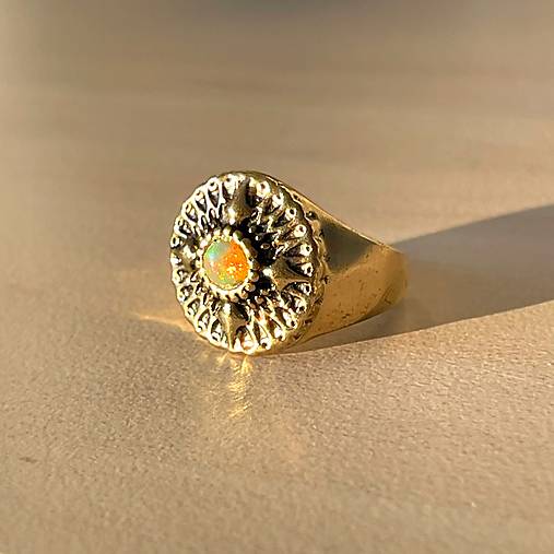 Welo Opal Antique Golden Ring  / Masívny prsteň s welo opálom etiópskym E073