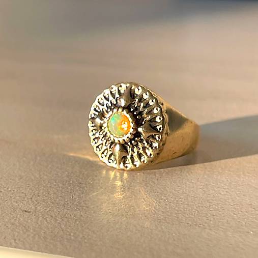 Welo Opal Antique Golden Ring  / Masívny prsteň s welo opálom etiópskym E073