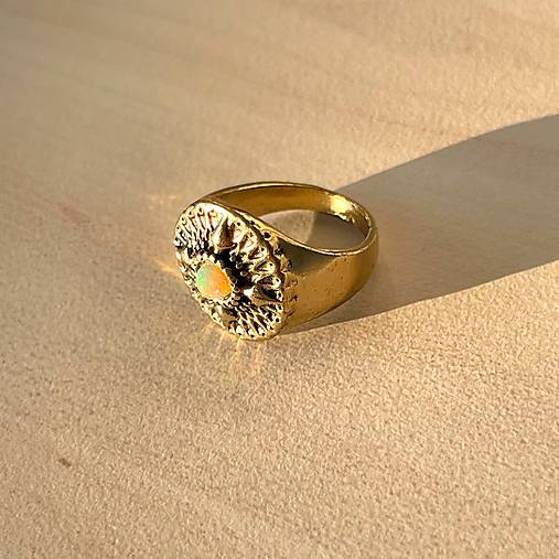 Welo Opal Antique Golden Ring  / Masívny prsteň s welo opálom etiópskym E073