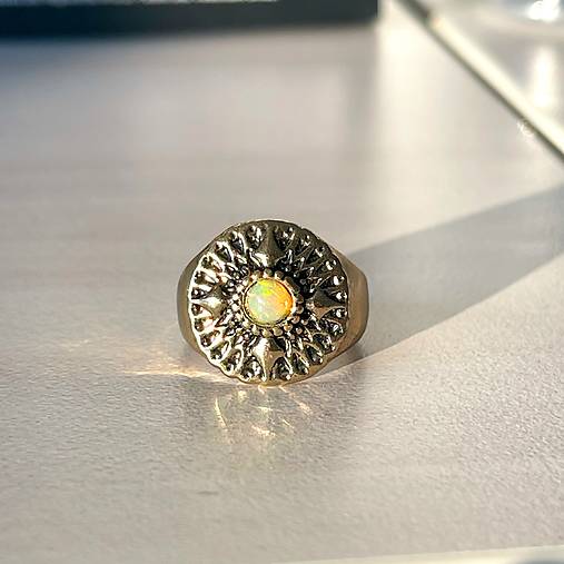 Welo Opal Antique Golden Ring  / Masívny prsteň s welo opálom etiópskym E073