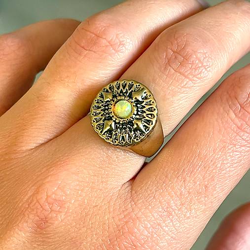 Welo Opal Antique Golden Ring  / Masívny prsteň s welo opálom etiópskym E073