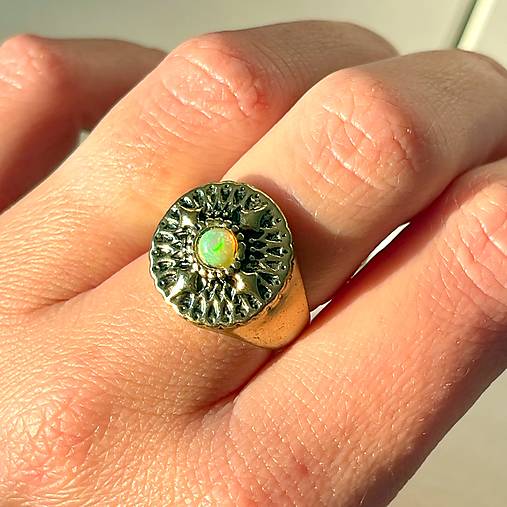 Welo Opal Antique Golden Ring  / Masívny prsteň s welo opálom etiópskym E073