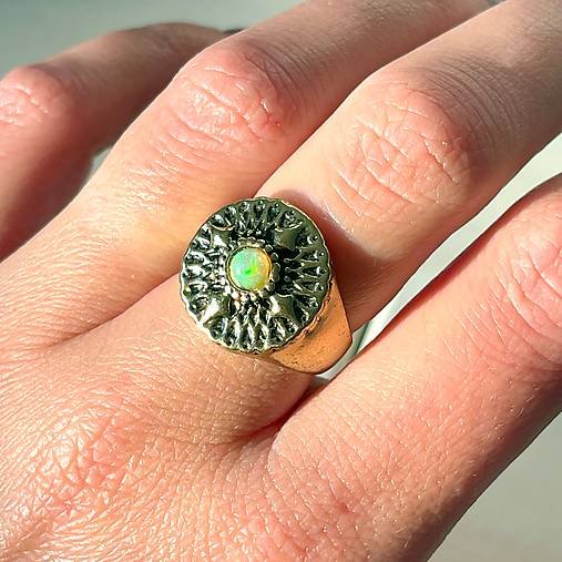 Welo Opal Antique Golden Ring  / Masívny prsteň s welo opálom etiópskym E073