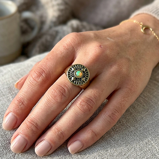 Welo Opal Antique Golden Ring  / Masívny prsteň s welo opálom etiópskym E073