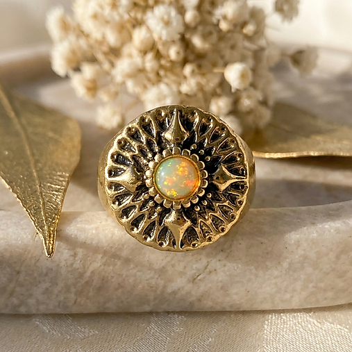 Welo Opal Antique Golden Ring  / Masívny prsteň s welo opálom etiópskym E073