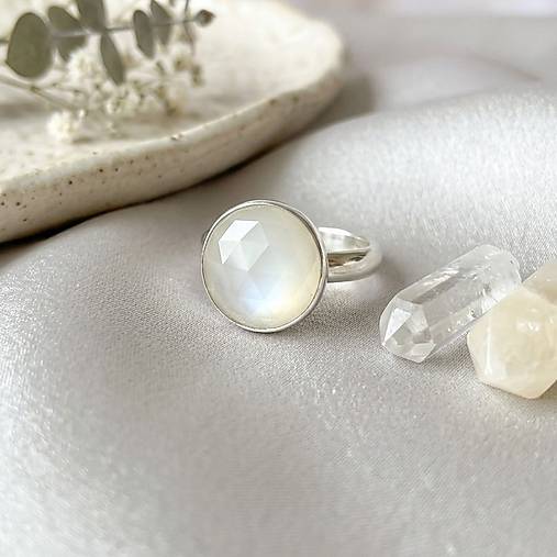 White Moonstone Ag925 Silver Ring  / Strieborný prsteň s bielym mesačným kameňom E016