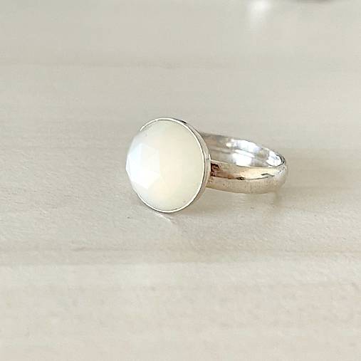White Moonstone Ag925 Silver Ring  / Strieborný prsteň s bielym mesačným kameňom E016