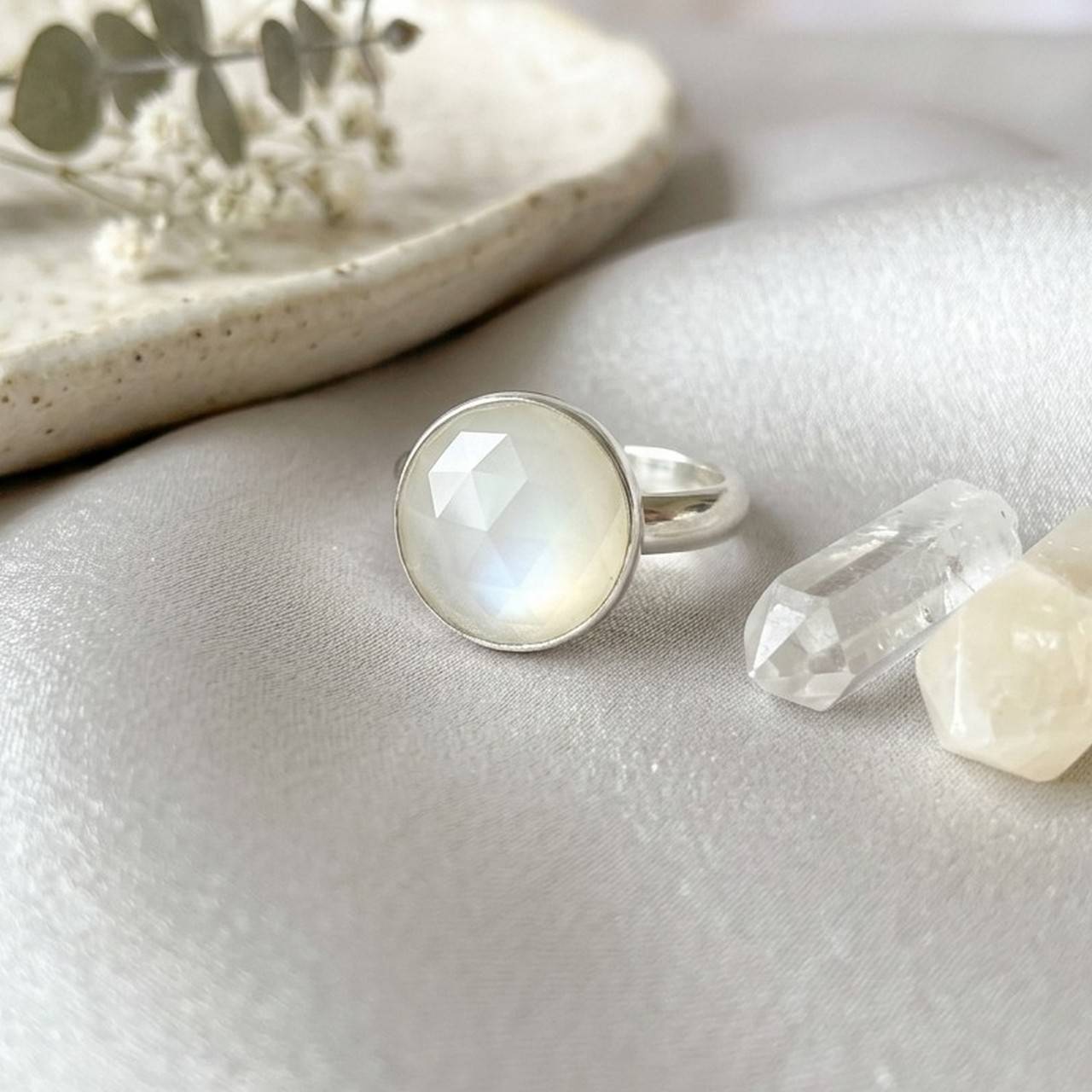 White Moonstone Ag925 Silver Ring  / Strieborný prsteň s bielym mesačným kameňom E016