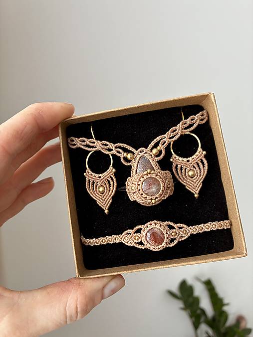 Sady šperkov - Set makrame šperkov- slnečný kameň (náhrdelník, náramok, náušnice a prsteň)  - 18269263_
