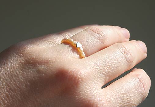 Prstene - Nežný strieborný prsteň s perlami - 18269203_