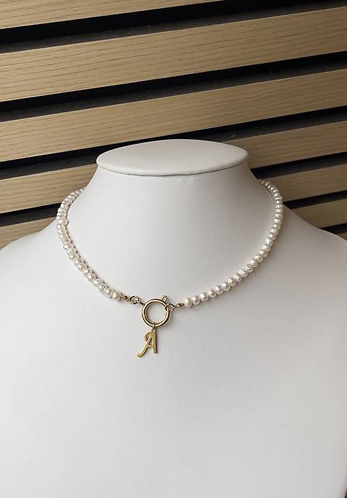 Perlový náhrdelník s písmenkom