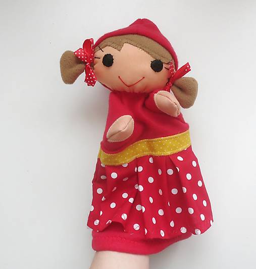 Maňuška Červená čiapočka (v sukničke s bodkami)