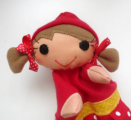 Maňuška Červená čiapočka (v sukničke s bodkami)