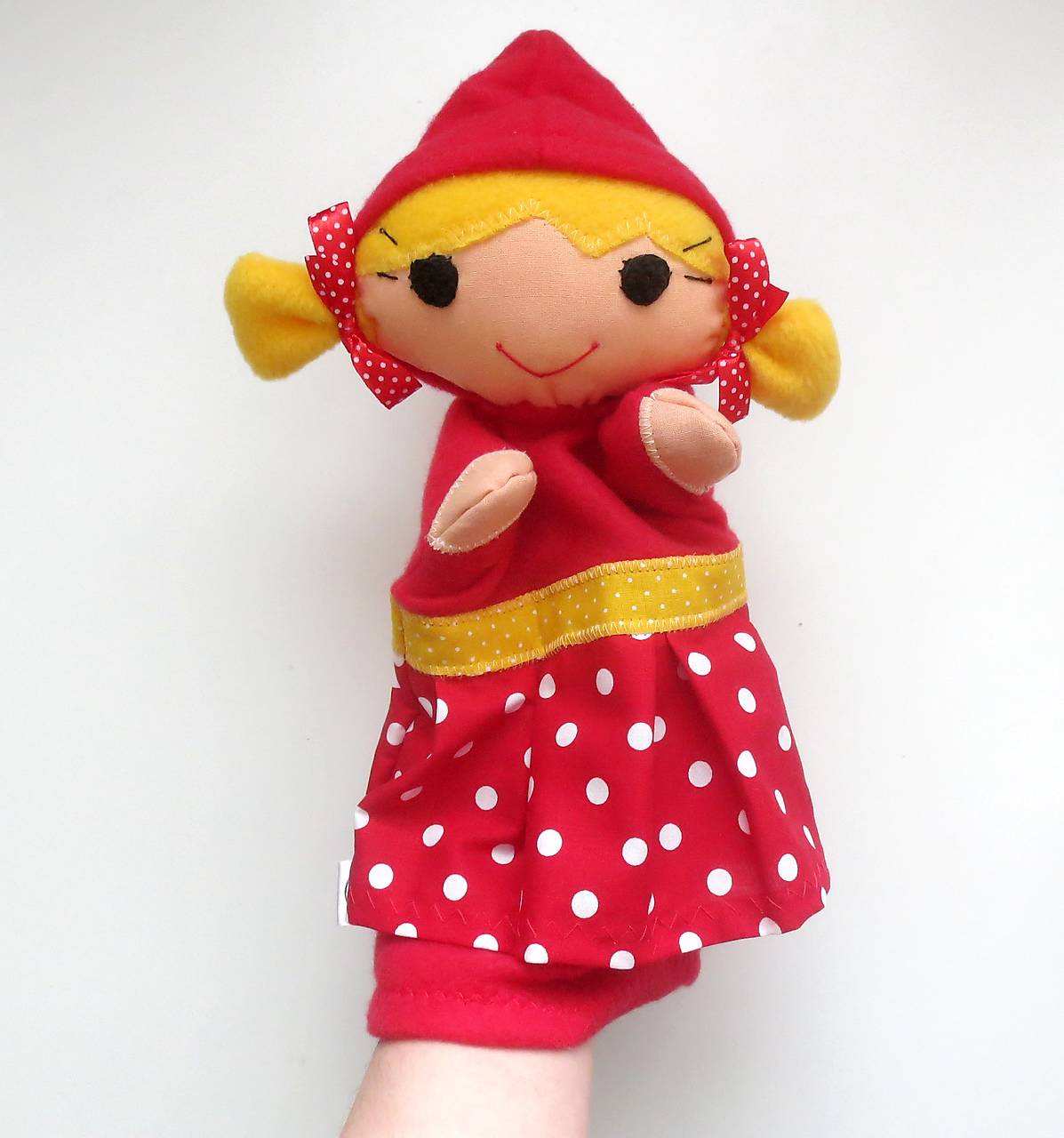 Maňuška Červená čiapočka (v bodkovej sukničke)