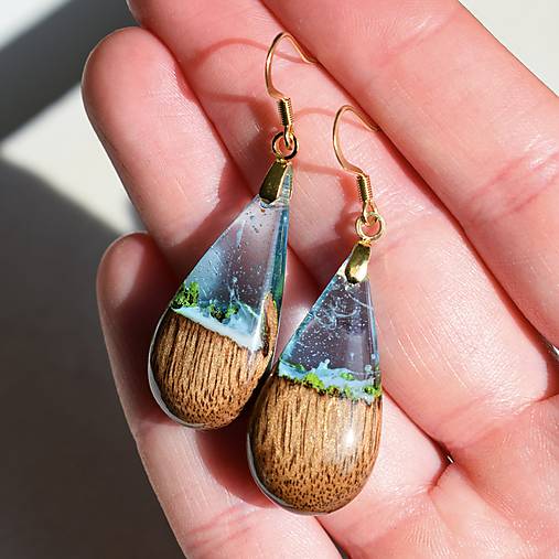 Náušnice - Drevené visiace náušnice slzy z orechového dreva a čírej živice - 18271379_