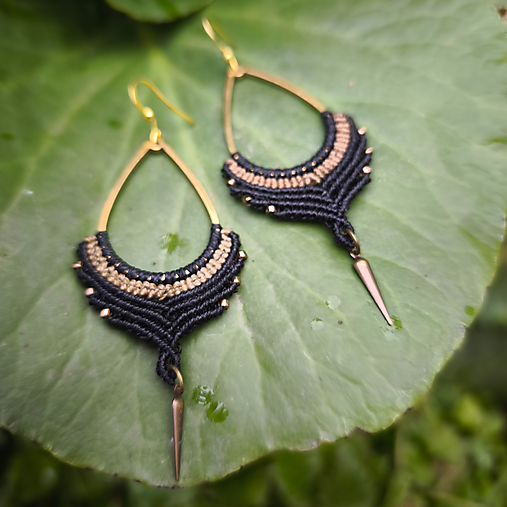 Náušnice - Boho makramé náušnice čierno béžové | etno náušnice s korálkami - 18271987_