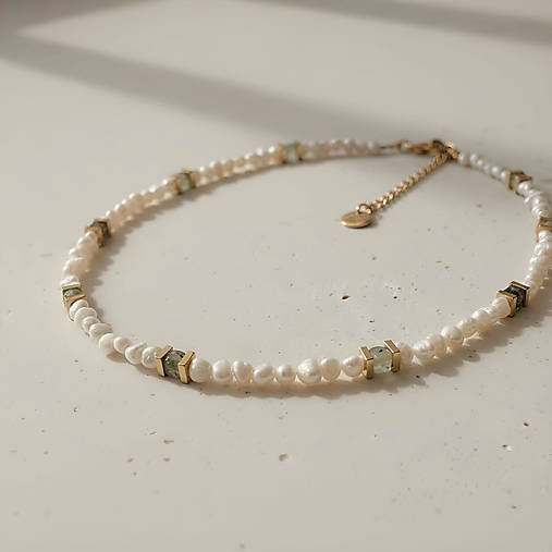 Perlový náhrdelník s minerálom prehnit – Line Cube